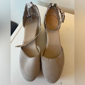 Beige Espadilles Nine West Size 9.5 Shoes Snakeskin